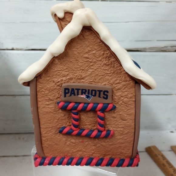 New England Patriots NFL Forever Collectibles Forever Christmas Gingerbread Hous - Picture 4 of 10